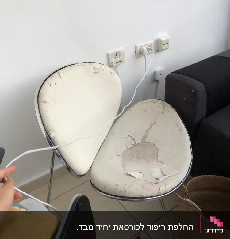 ריפוד כיסא מתקלף עם קרעים ושחיקה